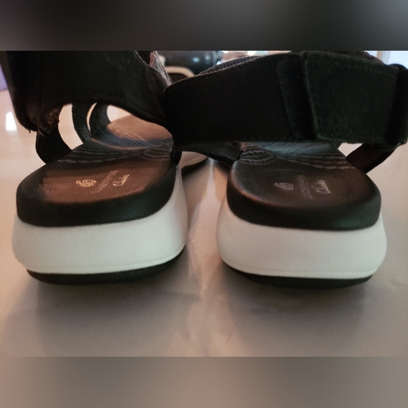 3/$25 Clarks Cloudsteppers Sandals, Size 9m, not used, Camo Straps - Picture 6 of 11